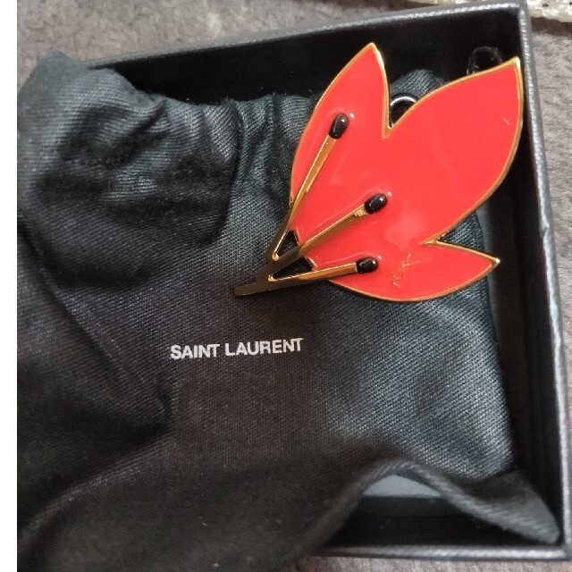 Saint Laurent(サンローラン)の最終値下げ!サン・ローラン★赤色ブローチ★新品未使用 レディースのファッション小物(その他)の商品写真