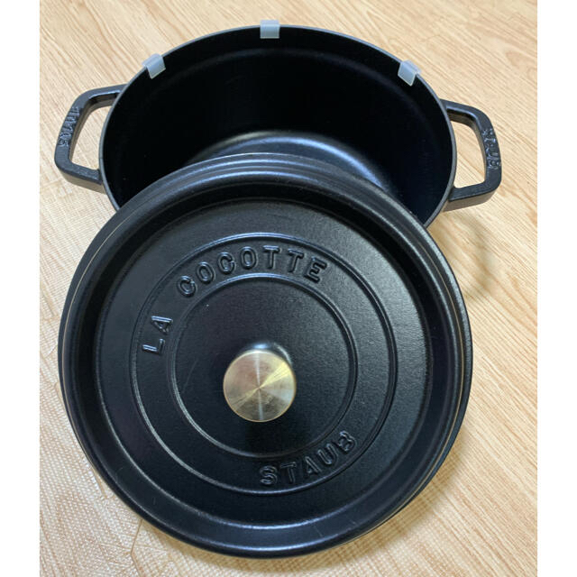 STAUB(ストウブ)のストウブ  ラウンド 24cm インテリア/住まい/日用品のキッチン/食器(鍋/フライパン)の商品写真