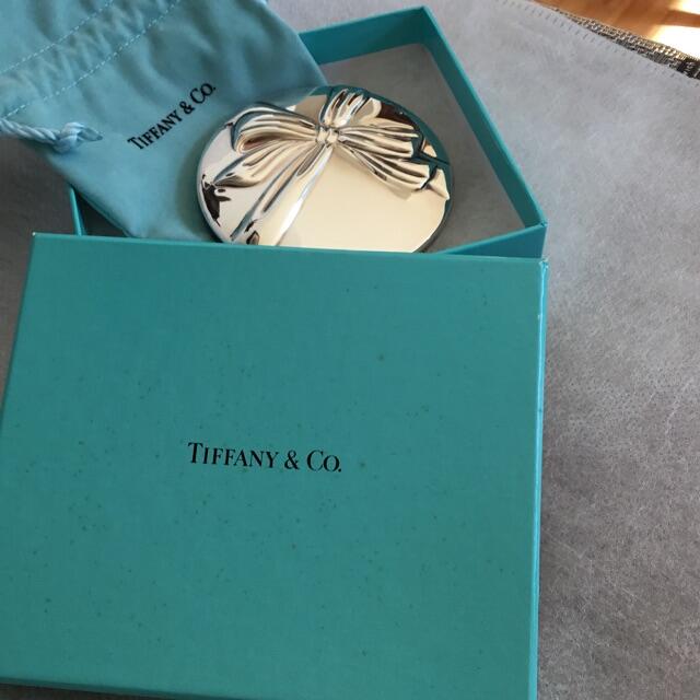 Tiffany & Co.(ティファニー)のティファニー　シルバー　リボンレリーフ　ミラー レディースのファッション小物(ミラー)の商品写真