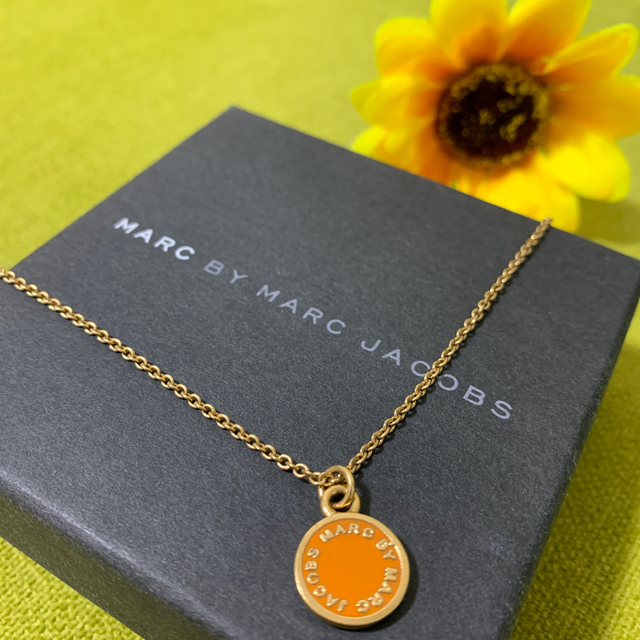 MARC BY MARC JACOBS(マークバイマークジェイコブス)の【美品】マークジェイコブス  ネックレス　オレンジ レディースのアクセサリー(ネックレス)の商品写真