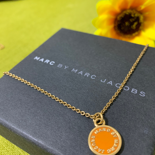 MARC BY MARC JACOBS(マークバイマークジェイコブス)の【美品】マークジェイコブス  ネックレス　オレンジ レディースのアクセサリー(ネックレス)の商品写真
