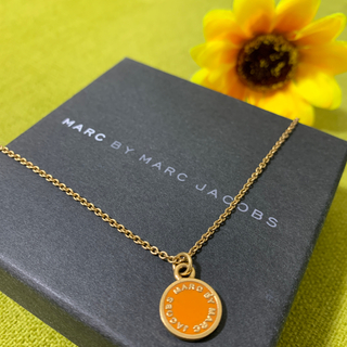 マークバイマークジェイコブス(MARC BY MARC JACOBS)の【美品】マークジェイコブス  ネックレス　オレンジ(ネックレス)