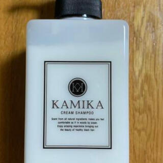 カミカ 黒髪クリームシャンプー KAMIKA 400g(シャンプー)