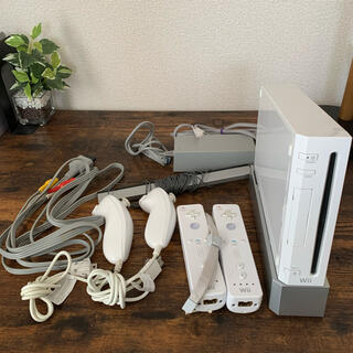 ウィー(Wii)のWii 本体一式　コントローラ、ヌンチャク2セット(家庭用ゲーム機本体)