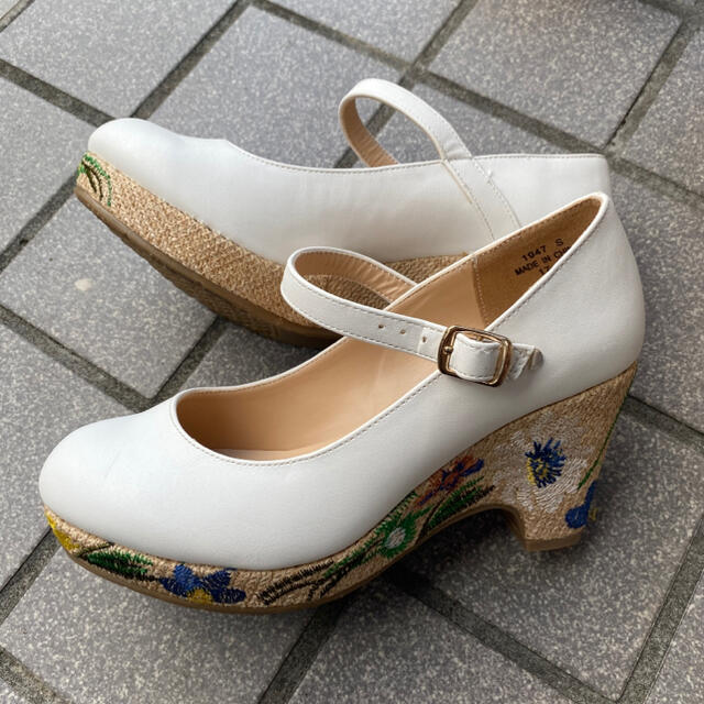 Feminine Cafe 厚底　刺繍　ホワイト　パンプス レディースの靴/シューズ(ハイヒール/パンプス)の商品写真
