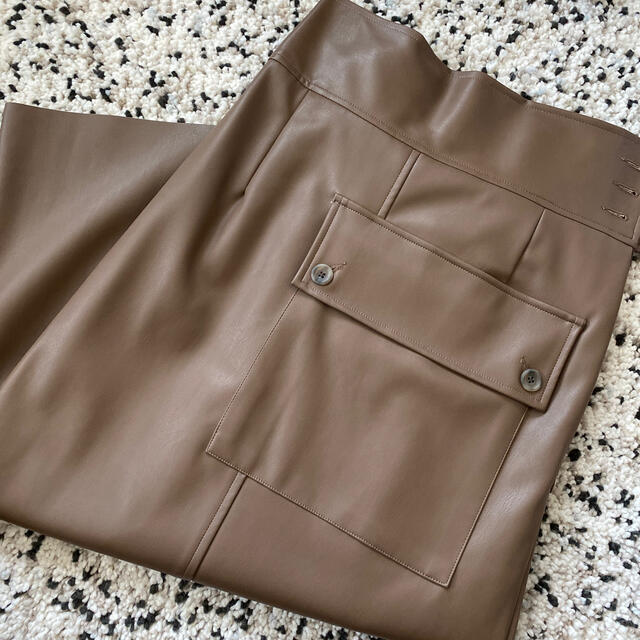 room306 CONTEMPORARY(ルームサンマルロクコンテンポラリー)のLeather Pencil Skirt  レディースのスカート(ひざ丈スカート)の商品写真