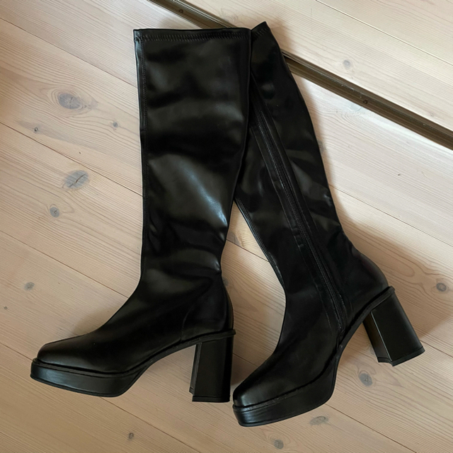 ZARA(ザラ)の〈新品〉papermoon square long boots black  レディースの靴/シューズ(ブーツ)の商品写真