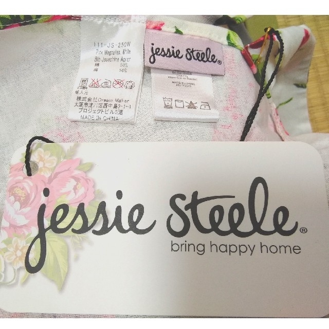 Jessie Steele(ジェシースティール)の●新品未使用●ジェシースティール エプロン 花柄  白 ピンク 赤 タグ付き インテリア/住まい/日用品のキッチン/食器(収納/キッチン雑貨)の商品写真