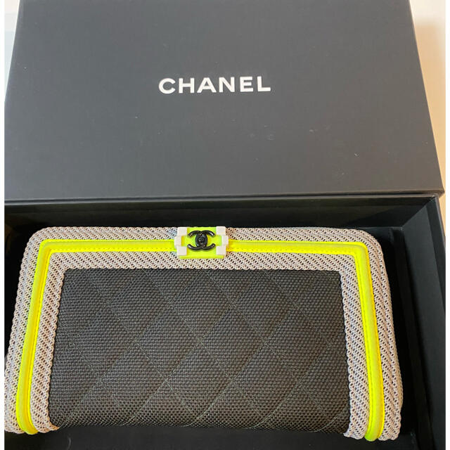 CHANEL(シャネル)のCHANEL Gカード有　ボーイシャネル　財布　ネオンイエロー レディースのファッション小物(財布)の商品写真