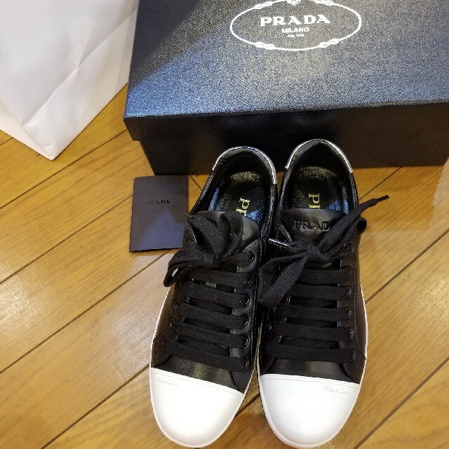 PRADA(プラダ)のPRADAプラダ　レザーロゴスニーカー　新品未使用　36.5 ブラック　確実本物 レディースの靴/シューズ(スニーカー)の商品写真