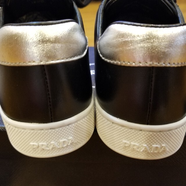 PRADA(プラダ)のPRADAプラダ　レザーロゴスニーカー　新品未使用　36.5 ブラック　確実本物 レディースの靴/シューズ(スニーカー)の商品写真