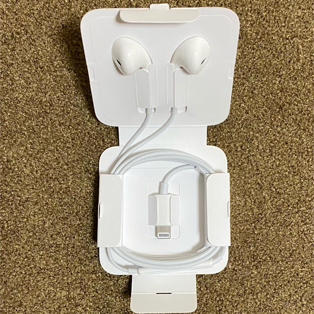 Apple(アップル)の【未使用】アップル純正　充電器&イヤホン スマホ/家電/カメラのオーディオ機器(ヘッドフォン/イヤフォン)の商品写真