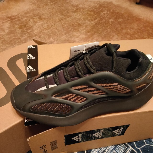 adidas(アディダス)のアディダス YEEZY 700 V3 CLAY BROWN28新品未使用 メンズの靴/シューズ(スニーカー)の商品写真