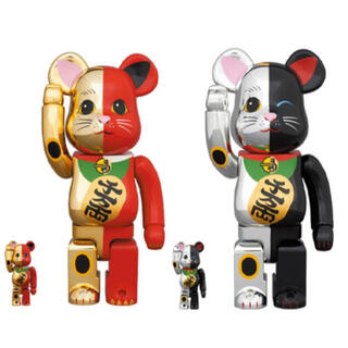 メディコムトイ(MEDICOM TOY)のBE@RBRICK 招き猫 金×赤 銀×黒 100％ & 400％(キャラクターグッズ)