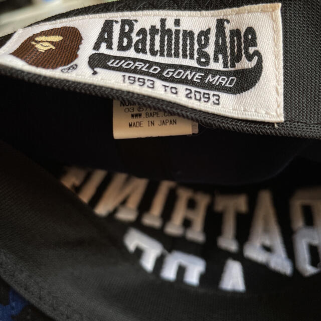 A BATHING APE(アベイシングエイプ)のBAPE NYCロゴ スナップバックキャップ ネイビー メンズの帽子(キャップ)の商品写真