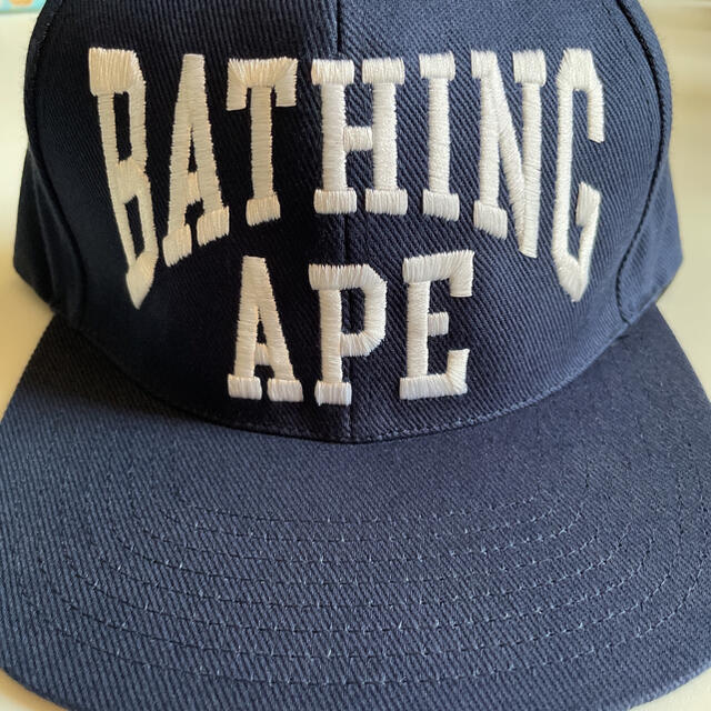 A BATHING APE(アベイシングエイプ)のBAPE NYCロゴ スナップバックキャップ ネイビー メンズの帽子(キャップ)の商品写真