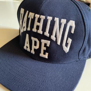 アベイシングエイプ(A BATHING APE)のBAPE NYCロゴ スナップバックキャップ ネイビー(キャップ)