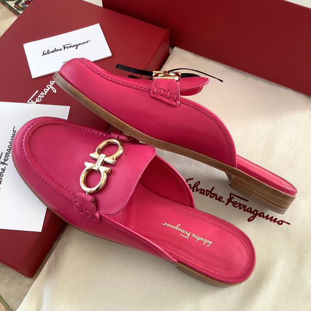 Salvatore Ferragamo(サルヴァトーレフェラガモ)の新品!フェラガモ リバーシブルガンチーニミュールサンダル フーシャ 24.5㎝ レディースの靴/シューズ(サンダル)の商品写真