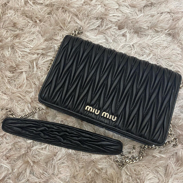 miumiu(ミュウミュウ)のmiumiu マトラッセ　ショルダーバッグ レディースのバッグ(ショルダーバッグ)の商品写真