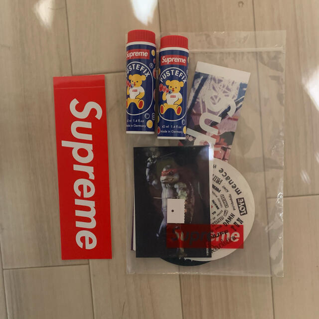 Supreme(シュプリーム)のSupreme Stiker Set 21SS + ノベルティ ×2 エンタメ/ホビーのコレクション(ノベルティグッズ)の商品写真