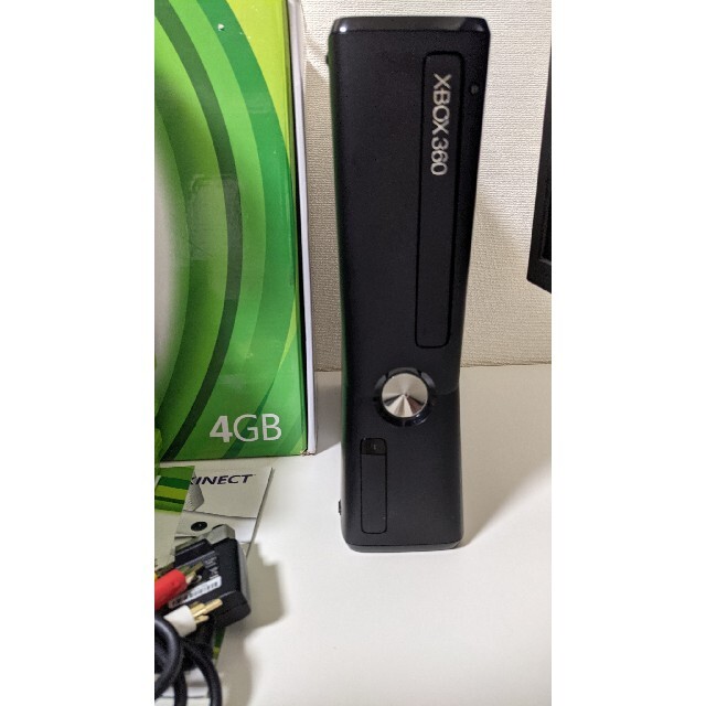 Xbox360(エックスボックス360)のXbox 360 S 4GB 本体セット エンタメ/ホビーのゲームソフト/ゲーム機本体(家庭用ゲーム機本体)の商品写真