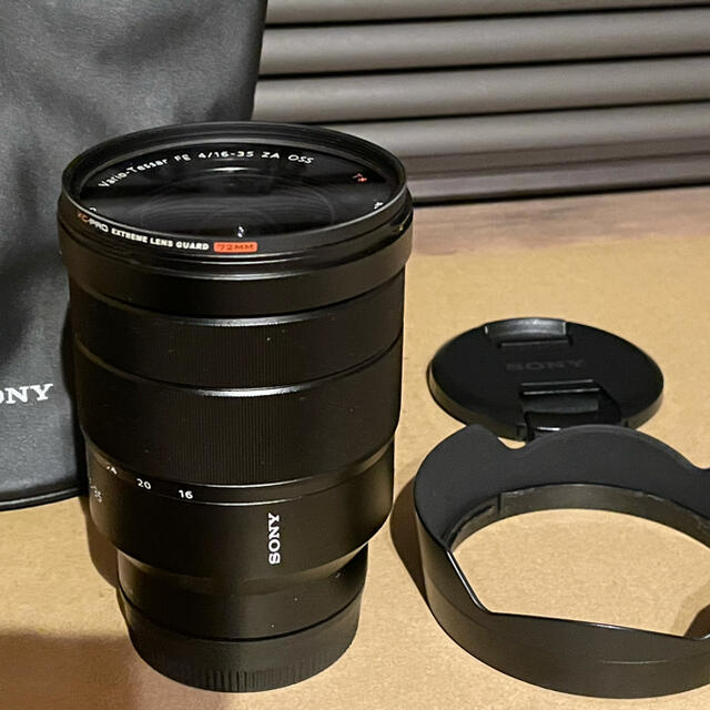 SONY(ソニー)のSONY T*FE16-35F4ZA OSS 保護フィルター、フード付 スマホ/家電/カメラのカメラ(レンズ(ズーム))の商品写真