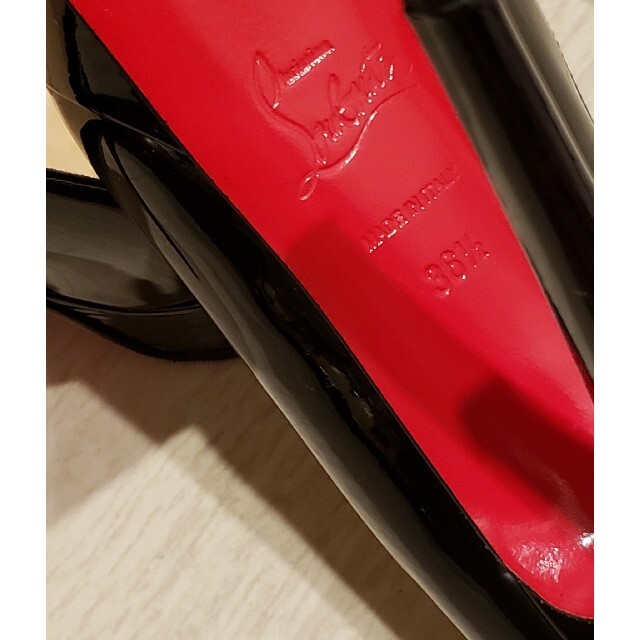 Christian Louboutin(クリスチャンルブタン)のルブタン黒色エナメルパンプス美品36/ハーフ レディースの靴/シューズ(ハイヒール/パンプス)の商品写真