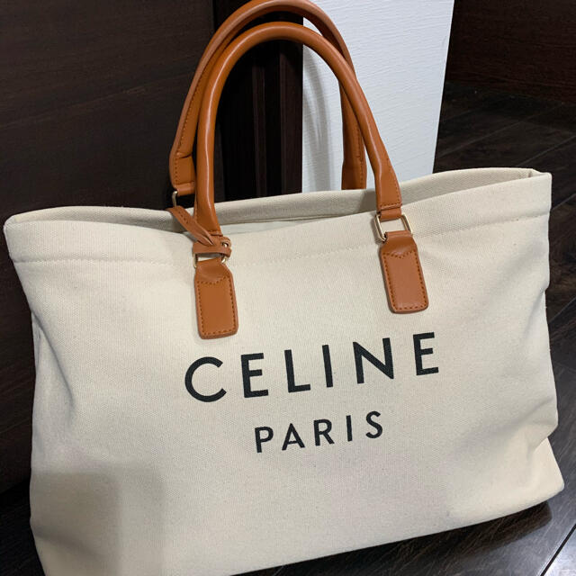 CELINEのロゴ入りトートバッグ