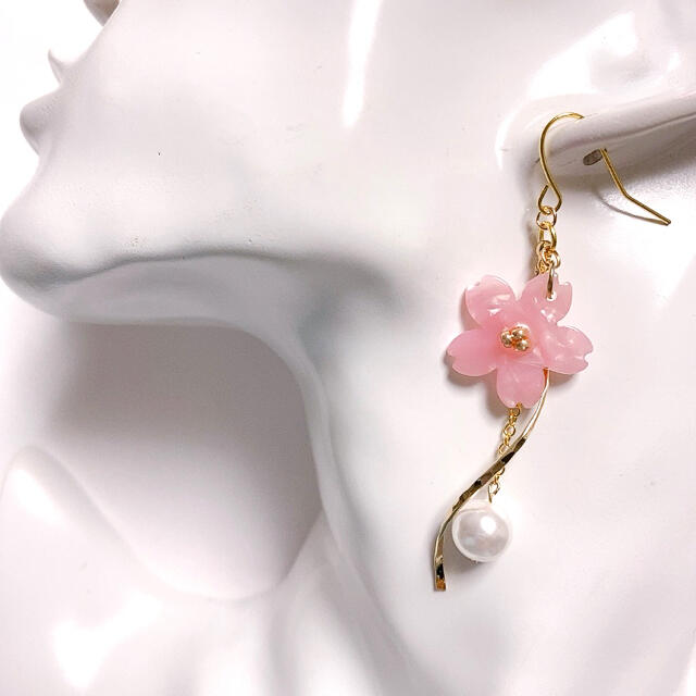 大人可愛い♡上品　アシンメトリー　ツイスト 桜ピアス・イヤリング／ゴールド★再販 ハンドメイドのアクセサリー(ピアス)の商品写真