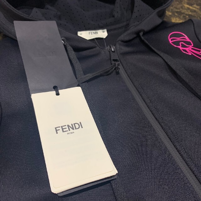 FENDI(フェンディ)のFENDI  KarlLagerfeld コラボ　（値引き可能）希少 レディースのトップス(パーカー)の商品写真