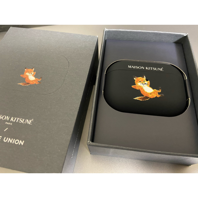 MAISON KITSUNE'(メゾンキツネ)のMaison Kitsune AirPods Proケース スマホ/家電/カメラのオーディオ機器(ヘッドフォン/イヤフォン)の商品写真