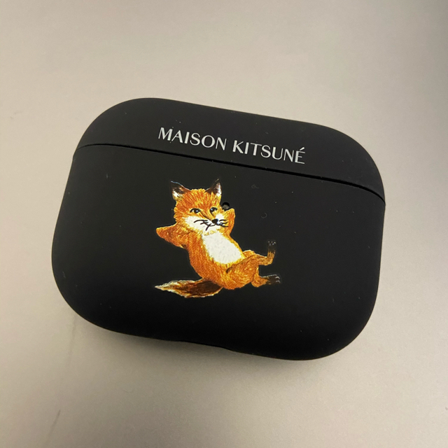 MAISON KITSUNE'(メゾンキツネ)のMaison Kitsune AirPods Proケース スマホ/家電/カメラのオーディオ機器(ヘッドフォン/イヤフォン)の商品写真