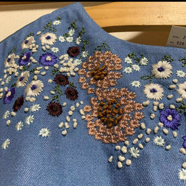 anatelier(アナトリエ)の新品★アナトリエ  デニムワンピース  刺繍花柄  ジャンパースカート レディースのワンピース(ひざ丈ワンピース)の商品写真