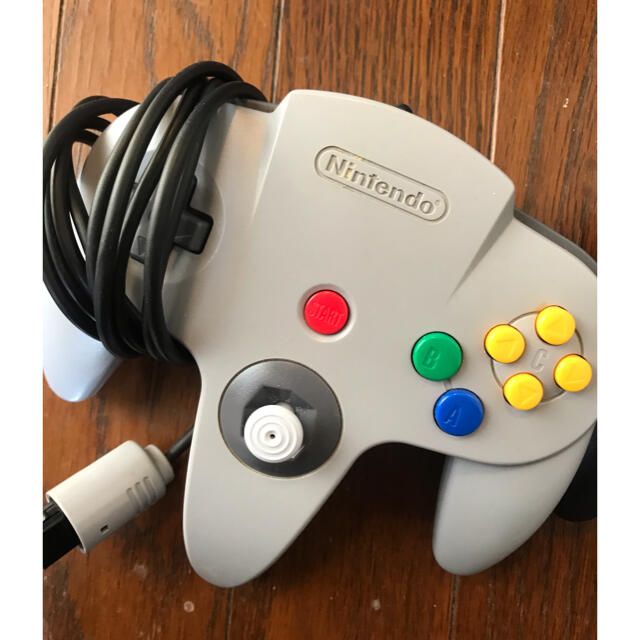 NINTENDO 64(ニンテンドウ64)のNintendo64　コントローラー2個セット エンタメ/ホビーのゲームソフト/ゲーム機本体(家庭用ゲーム機本体)の商品写真