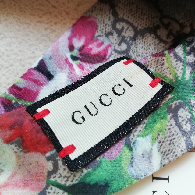 Gucci(グッチ)の【新品未使用✨】ヘアバンド　花柄　gucci gg柄　グッチ レディースのヘアアクセサリー(ヘアバンド)の商品写真