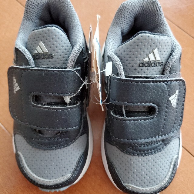 adidas(アディダス)のadidas♥️スニーカー新品 キッズ/ベビー/マタニティのキッズ靴/シューズ(15cm~)(スニーカー)の商品写真