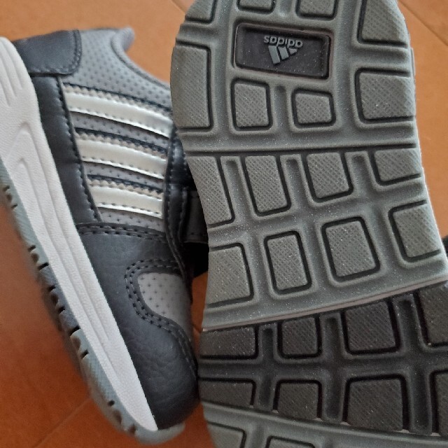 adidas(アディダス)のadidas♥️スニーカー新品 キッズ/ベビー/マタニティのキッズ靴/シューズ(15cm~)(スニーカー)の商品写真