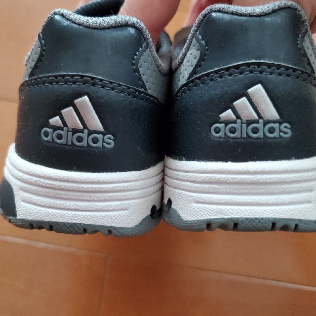 adidas(アディダス)のadidas♥️スニーカー新品 キッズ/ベビー/マタニティのキッズ靴/シューズ(15cm~)(スニーカー)の商品写真