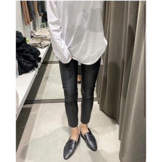 ザラ(ZARA)の【タグ付き】ZARA シーム入り ラバー レギンス S(レギンス/スパッツ)