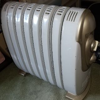 オイルヒーター美品800w(オイルヒーター)