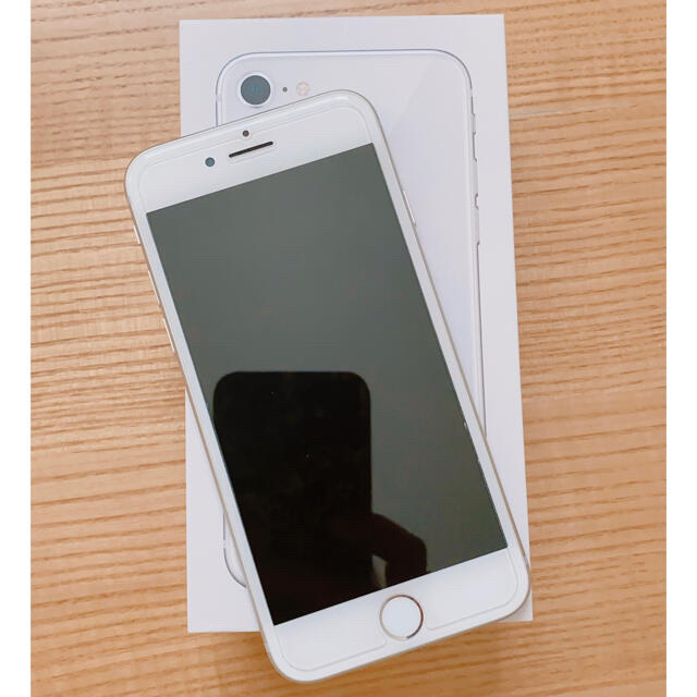 Apple(アップル)のiPhone8 シルバー 68GB SIMフリー 美品 スマホ/家電/カメラのスマートフォン/携帯電話(スマートフォン本体)の商品写真