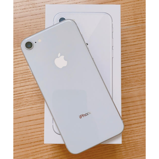 Apple(アップル)のiPhone8 シルバー 68GB SIMフリー 美品 スマホ/家電/カメラのスマートフォン/携帯電話(スマートフォン本体)の商品写真