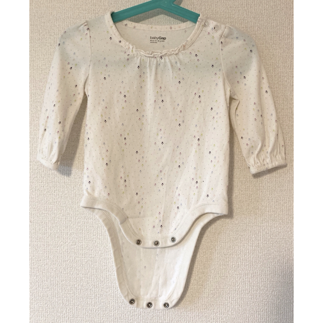 babyGAP(ベビーギャップ)のbabygap 小花ロンパース 　12〜18ヶ月用 キッズ/ベビー/マタニティのベビー服(~85cm)(ロンパース)の商品写真