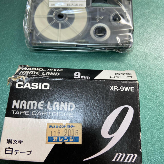 CASIO(カシオ)のブランド： NAME LANDネームランド9mm　白テープ（黒文字XR-9WE インテリア/住まい/日用品のオフィス用品(オフィス用品一般)の商品写真