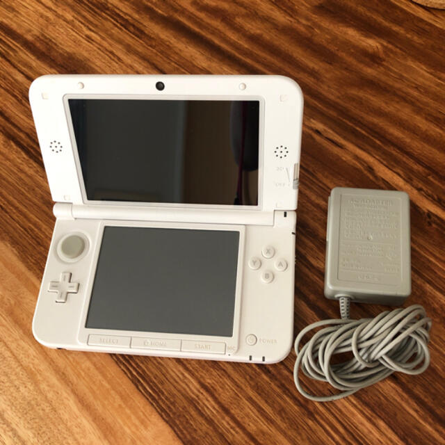 ニンテンドー3DS(ニンテンドー3DS)のNintendo 3DSLL(充電器、ソフト4本付き) エンタメ/ホビーのゲームソフト/ゲーム機本体(携帯用ゲーム機本体)の商品写真