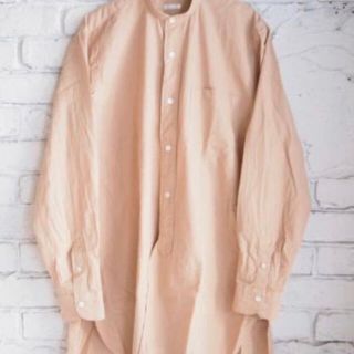 コモリ(COMOLI)の【18ss】comoli コモリ バンドカラーシャツ　サンドピンク　サイズ 2 (シャツ)