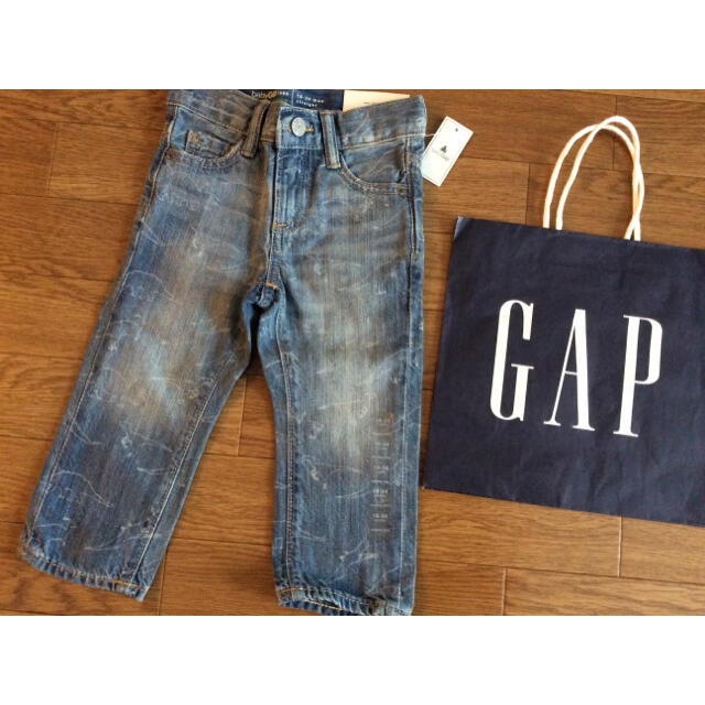 babyGAP(ベビーギャップ)の新品未使用タグGAPオシャレ恐竜ダメージデニムジーンズ18-24m90ダイナソー キッズ/ベビー/マタニティのキッズ服男の子用(90cm~)(パンツ/スパッツ)の商品写真