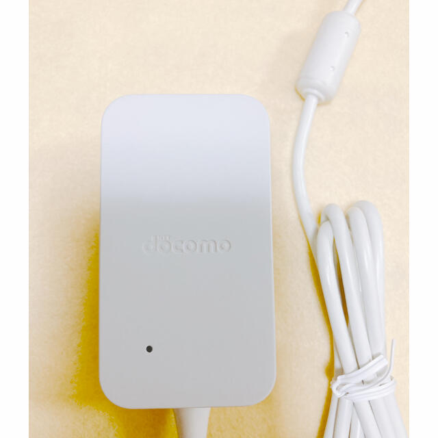 NTTdocomo(エヌティティドコモ)のdocomo充電器　ACアダプター05 スマホ/家電/カメラのスマートフォン/携帯電話(バッテリー/充電器)の商品写真