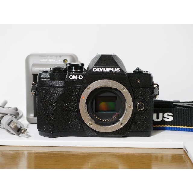 OLYMPUS(オリンパス)の【美品、僅か855ショット】OM-D E-M10 Mark III ブラック スマホ/家電/カメラのカメラ(ミラーレス一眼)の商品写真