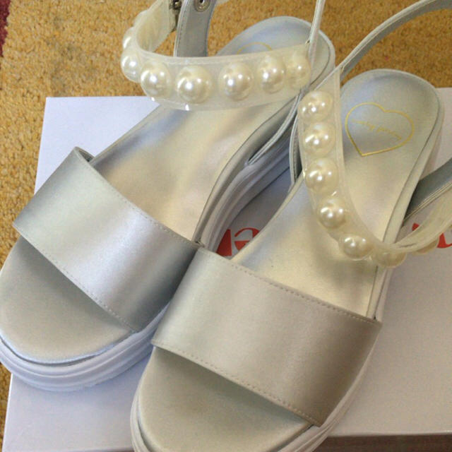 merry jenny(メリージェニー)のパールフラットサンダル レディースの靴/シューズ(サンダル)の商品写真